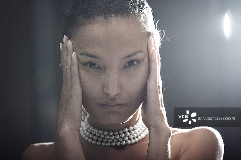 佩戴珍珠首饰的亚洲女性图片素材