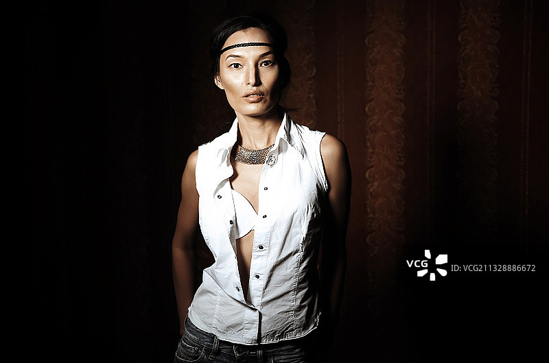 在夜总会身穿时尚服装的亚洲女性图片素材