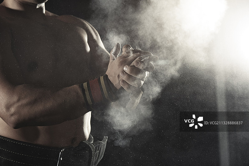 运动员涂抹镁粉图片素材