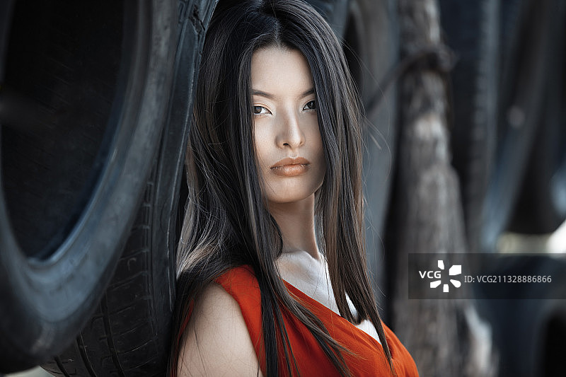 在户外摆姿势的亚洲女性，身穿红裙图片素材