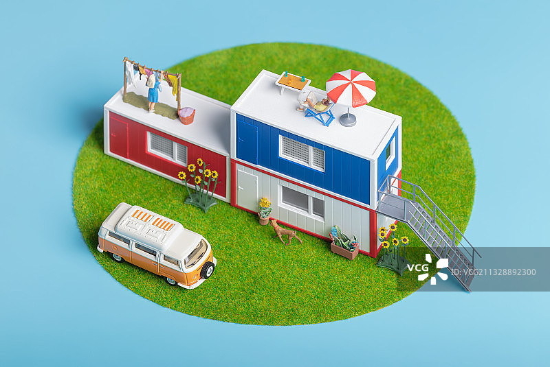 住人集装箱房屋建筑绿地度假居住的惬意家庭图片素材