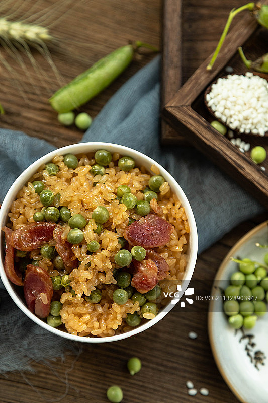 立夏糯米青豆香肠饭图片素材