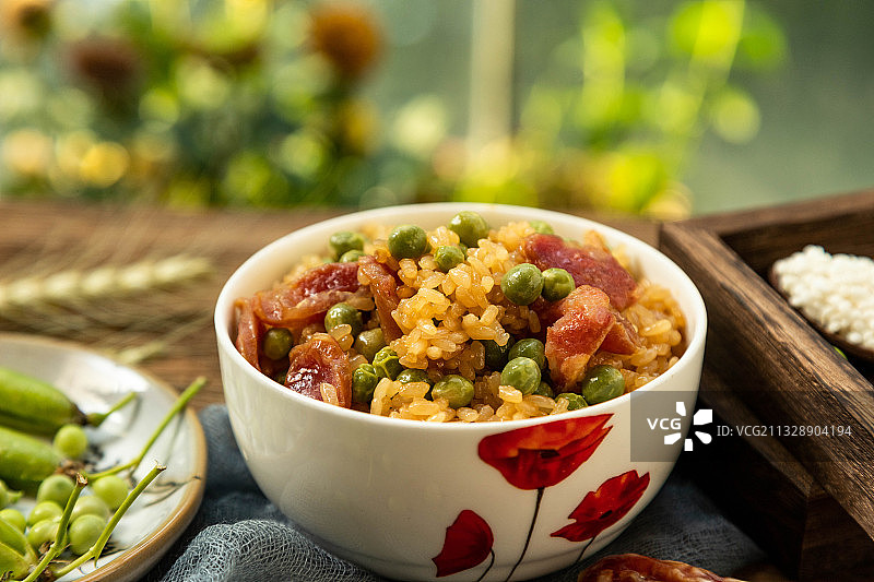 立夏糯米青豆香肠饭图片素材