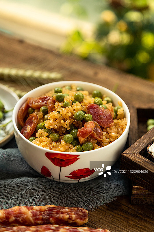 立夏糯米青豆香肠饭图片素材