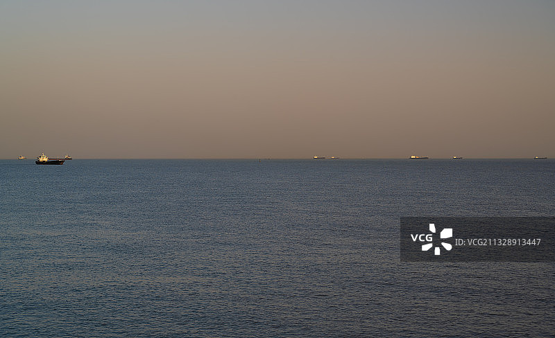 金黄的天空和蓝的海和一些船图片素材