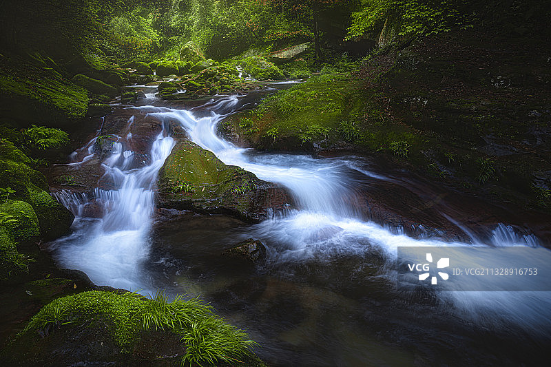 张家界金鞭溪的溪流涌动图片素材