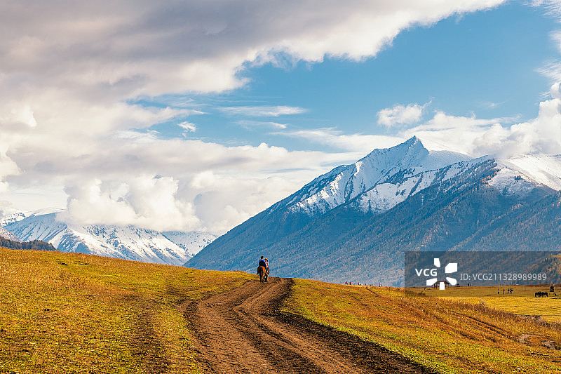 新疆阿勒泰地区布尔津喀纳斯景区禾木乡雪山牧场户外风光图片素材