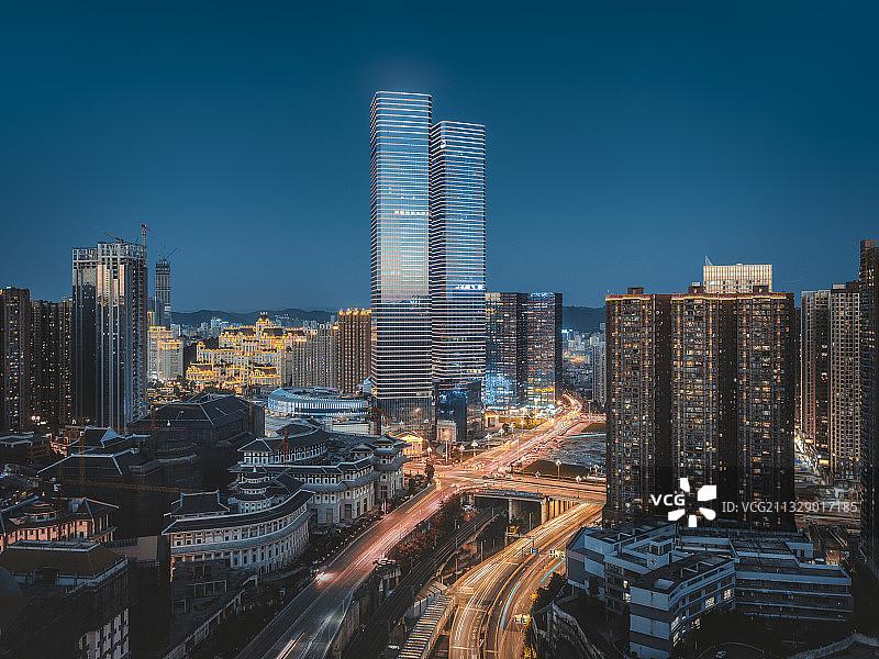 贵阳花果园双子塔车轨夜景图片素材