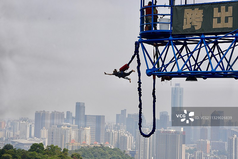 白云山蹦极图片素材