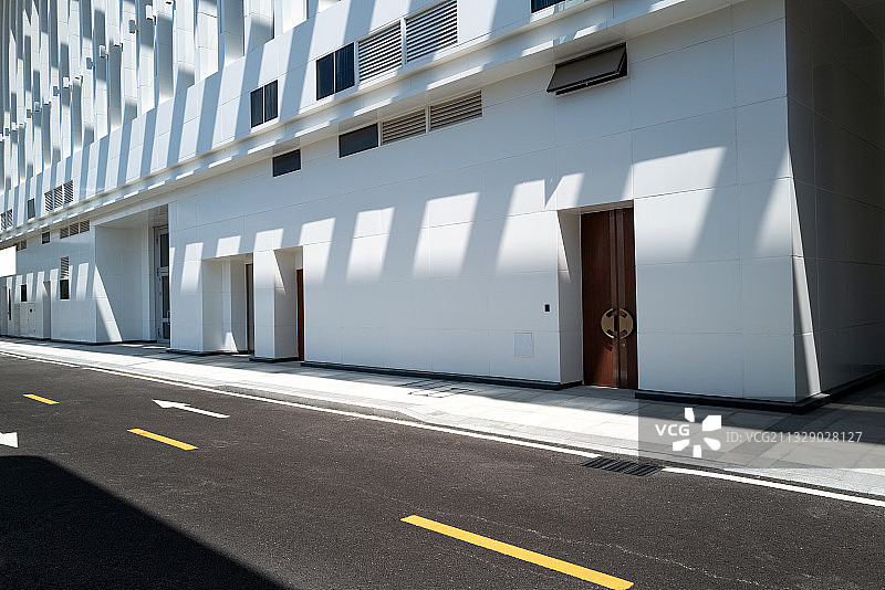 现代建筑和空的沥青路面图片素材