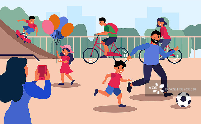 女人和家人一起自拍图片素材