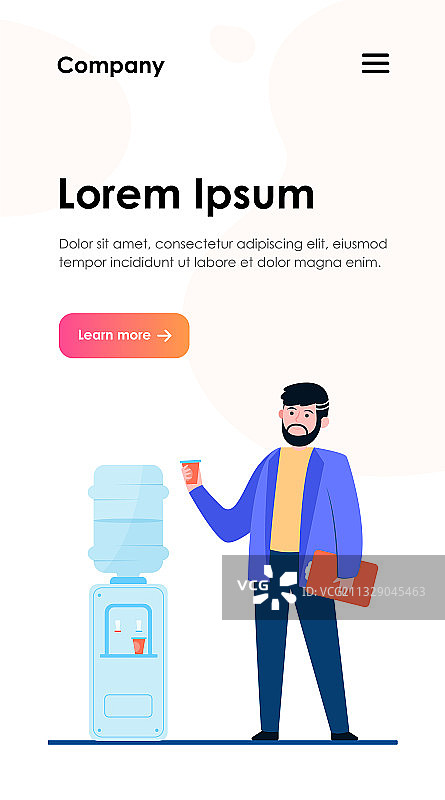 男人在饮水机旁喝水图片素材