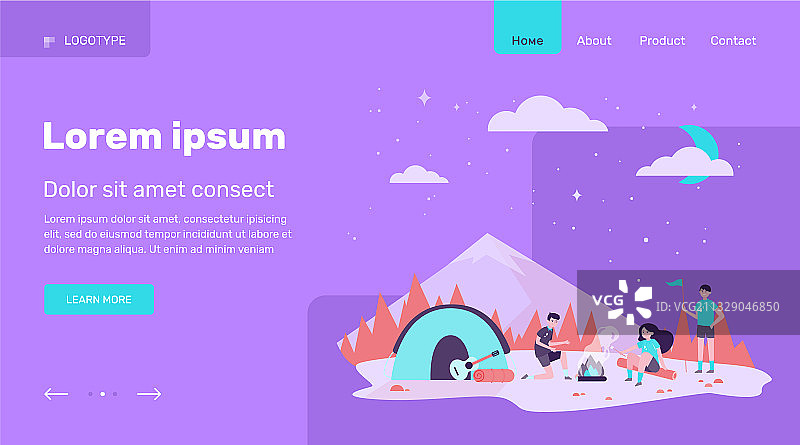 在山地森林中篝火旁的儿童图片素材