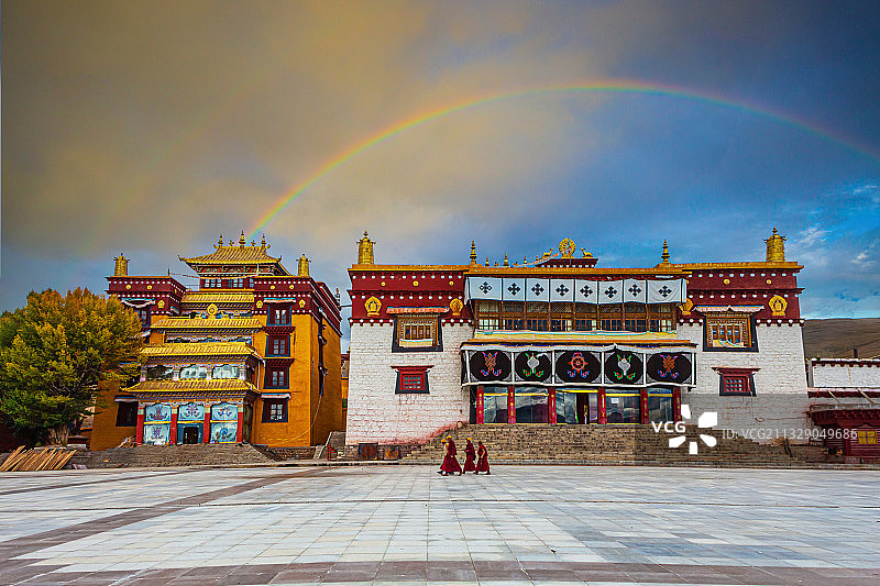 四川，甘孜藏族自治州，理塘，长青春科尔寺图片素材