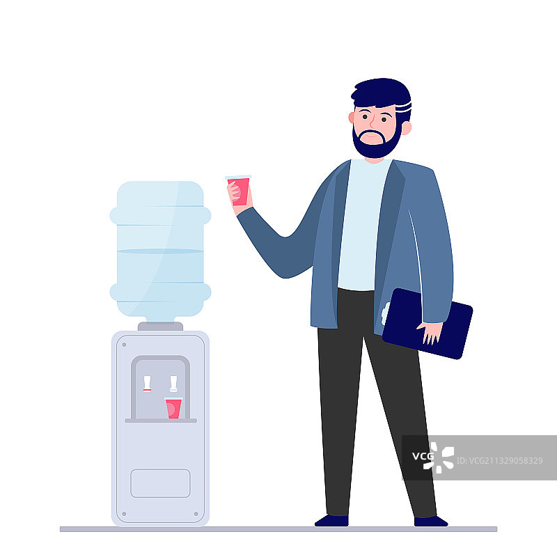 男人在饮水机旁喝水图片素材