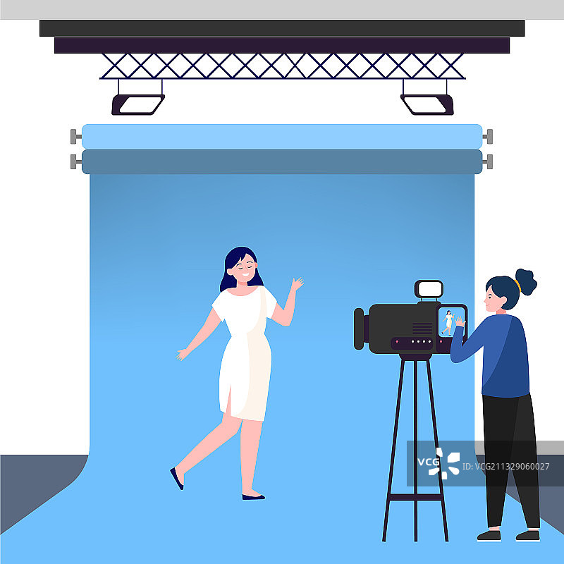 女摄影师在工作室与模特合作图片素材