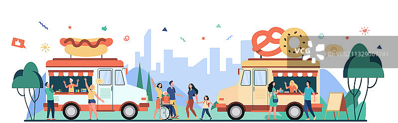 人们参观街头美食节图片素材