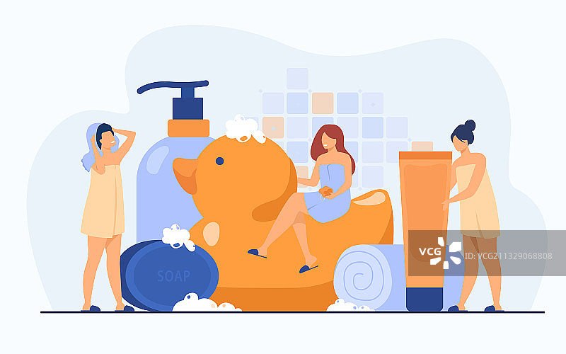 裹毛巾的女人使用海绵和肥皂图片素材