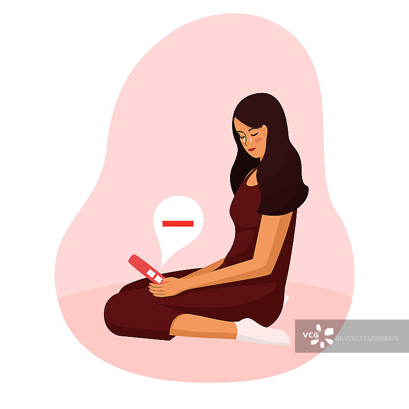 年轻女子查看验孕棒图片素材