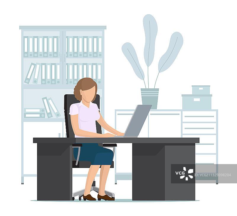 在办公桌前使用笔记本电脑的女职员图片素材