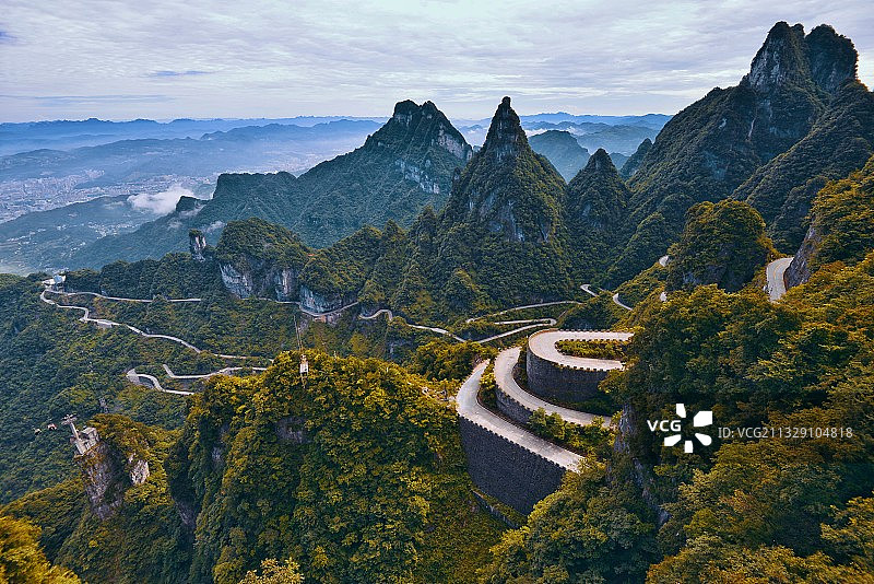 天门山99道弯盘山公路图片素材