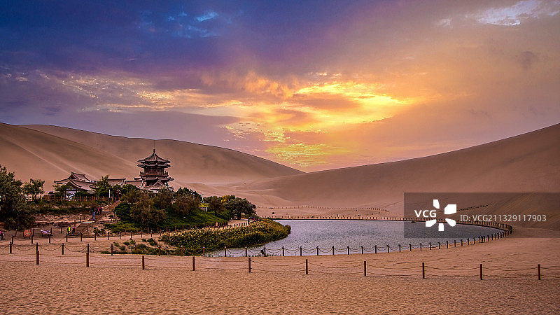 月牙泉的彩霞图片素材