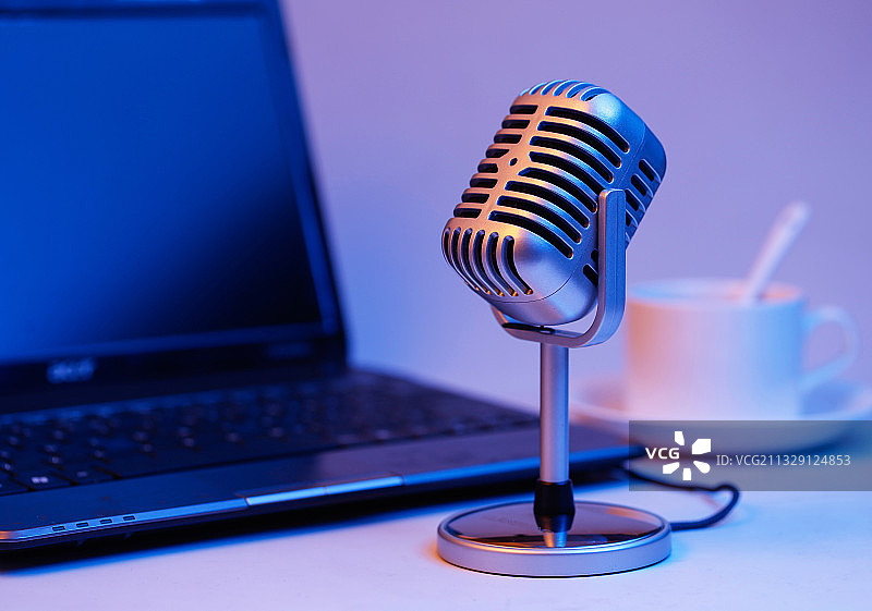 复古麦克风放在笔记本电脑前，网络直播概念图片素材
