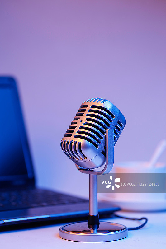 复古麦克风放在笔记本电脑前，网络直播概念图片素材