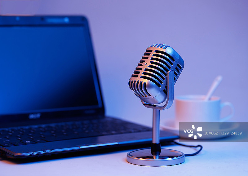 复古麦克风放在笔记本电脑前，网络直播概念图片素材