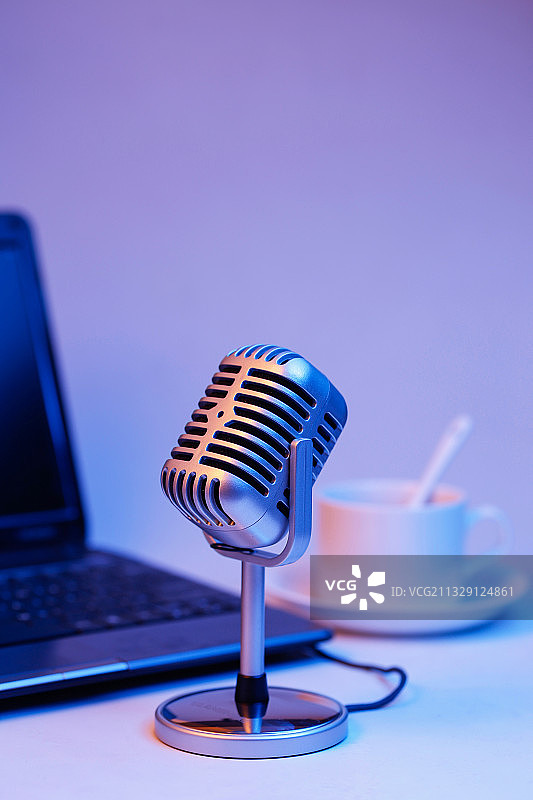 复古麦克风放在笔记本电脑前，网络直播概念图片素材