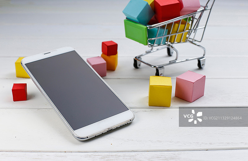 手机和购物车模型，手机购物，网上购物，电商概念图片素材