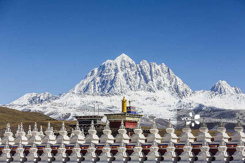 雅拉雪山和塔——甘孜藏族自治州道孚县图片素材