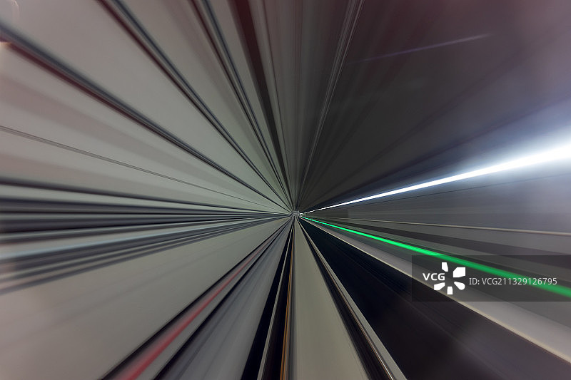 上海地铁15号线列车行进的隧道图片素材