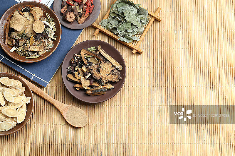 中药材放在竹帘背景上图片素材