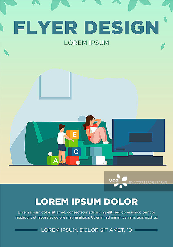 母亲看电视，儿子在她附近玩耍图片素材