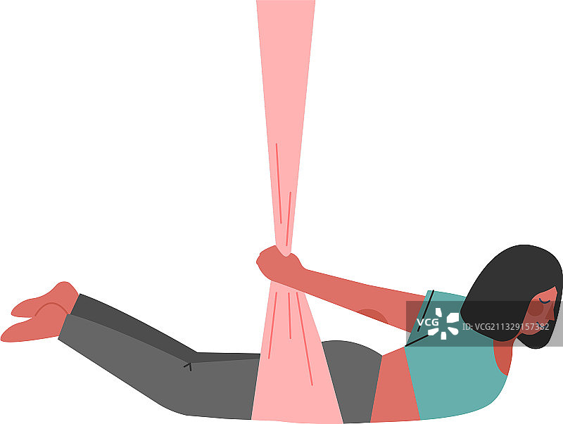 纤细的女人在练习空中瑜伽图片素材