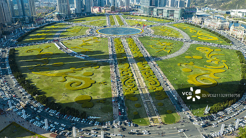 航拍2021年劳动节中国辽宁大连星海公园人山人海的来自各地的图片素材