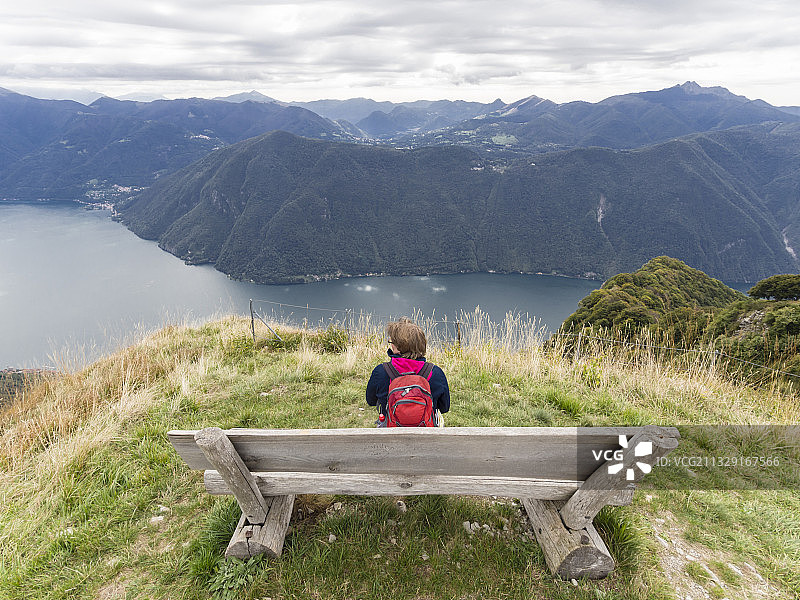 在瑞士山区徒步的女人图片素材