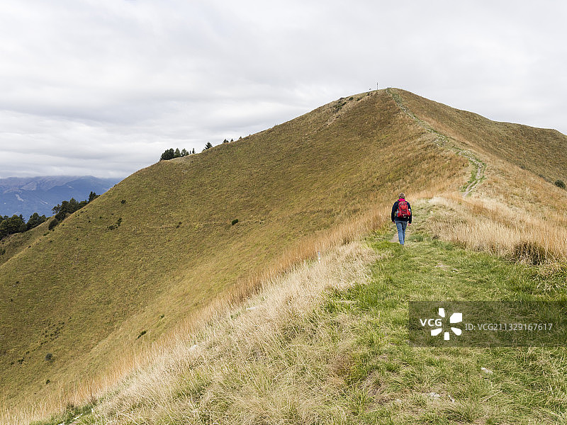 在瑞士山区徒步的女人图片素材