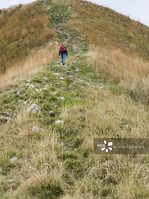 在瑞士山区徒步的女人图片素材