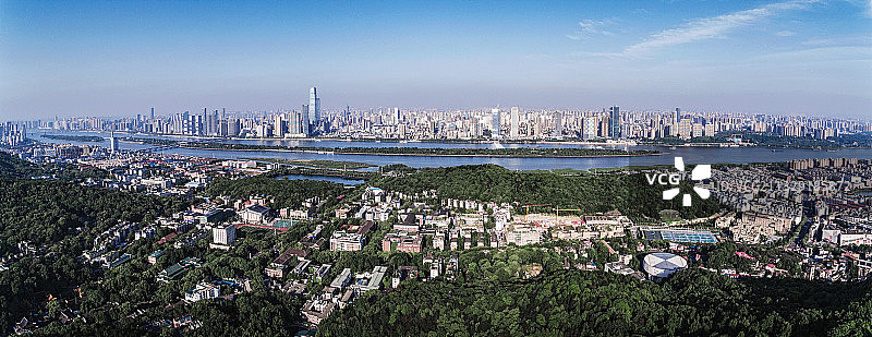 航拍湖南大学和橘子洲及湘江东岸建筑群全景图图片素材
