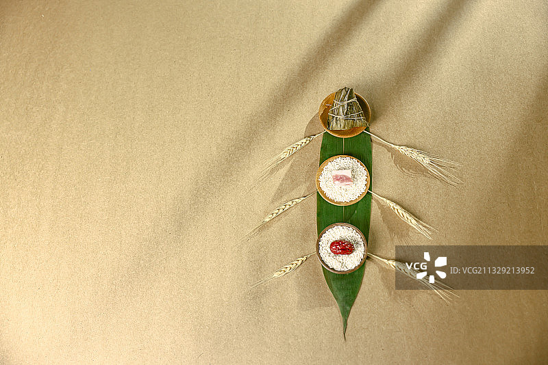 粽叶做的船和粽子材料图片素材