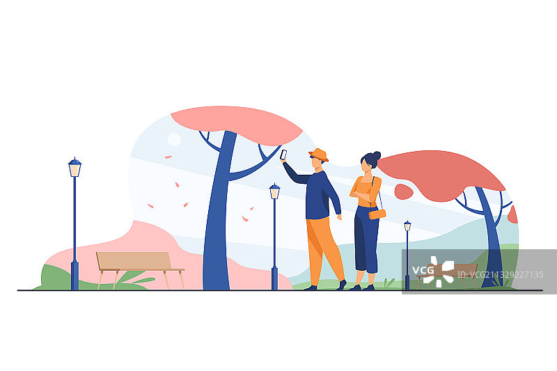 幸福夫妇在秋季公园自拍图片素材