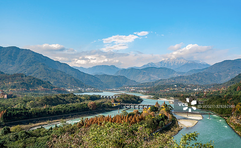 四川省成都市著名景区都江堰水利工程鱼嘴分水堤安澜桥图片素材