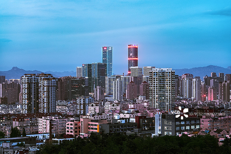 暮色中的市北CBD图片素材