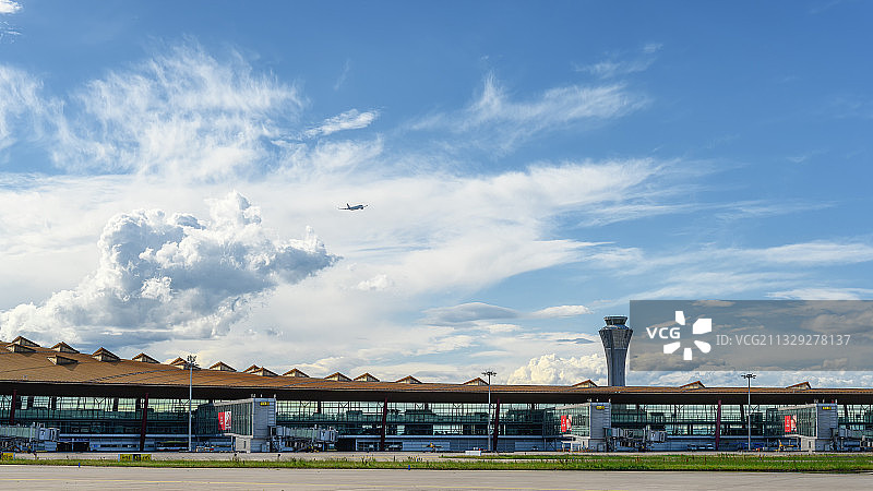 首都机场航站楼塔台蓝天白云飞机飞翔图片素材