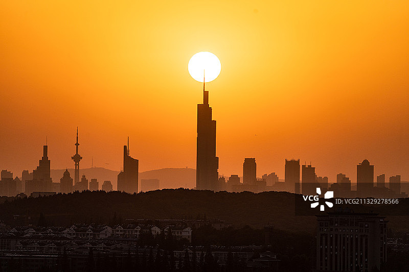 紫峰悬日图片素材