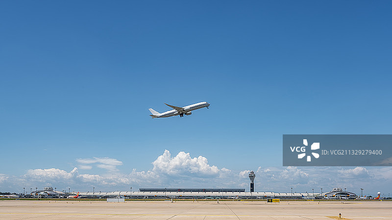 首都机场二号航站楼飞机起飞图片素材