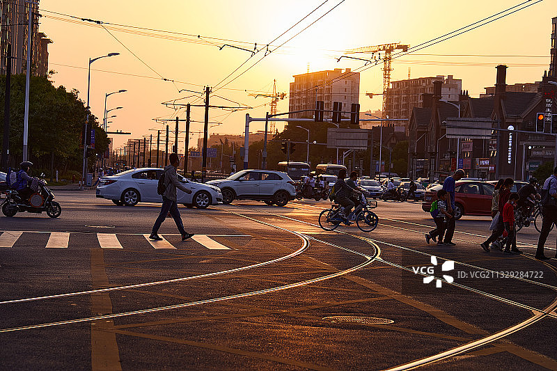 轻轨铁路交通轨道晚高峰图片素材