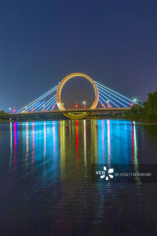 河南省郑州蝶湖公园戒指桥夜晚图片素材